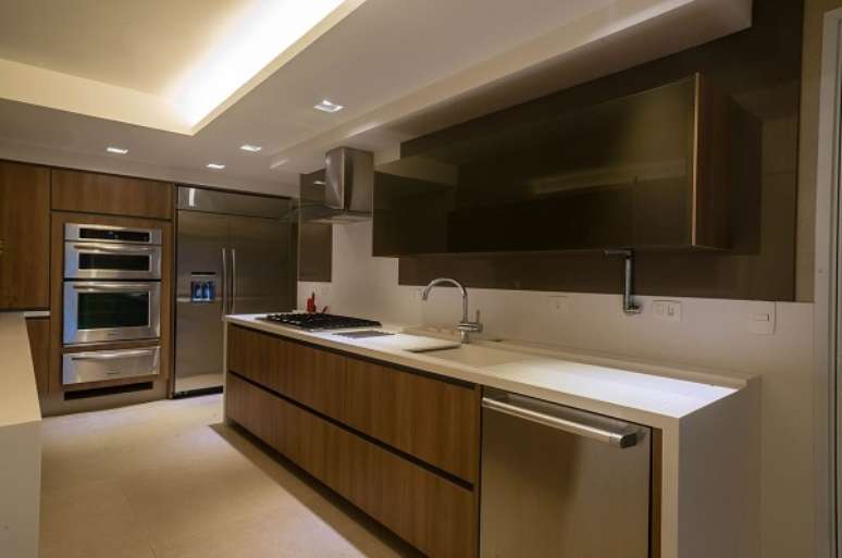 47. Pedra para cozinha com arm&aacute;rios de madeira &ndash; Foto Maricy Marcos Borges