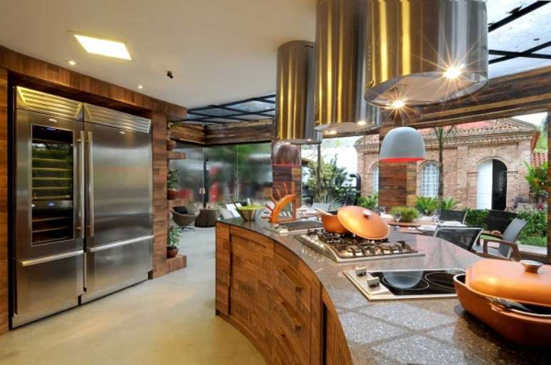 68. Pedra para cozinha rustica com arm&aacute;rios de madeira e eletros de inox &ndash; Foto Guardini Stancati Arquitetura e Desginer