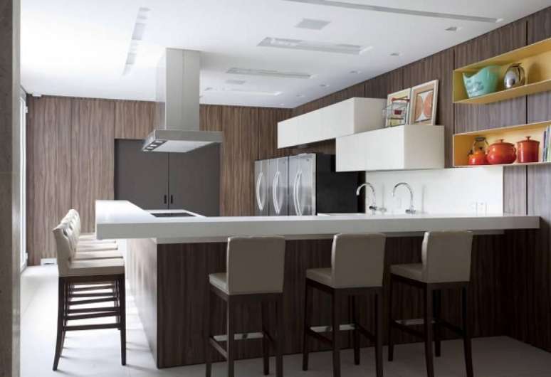 46. Pedra para cozinha branca com bancadas &ndash; Foto Juliana Pippi