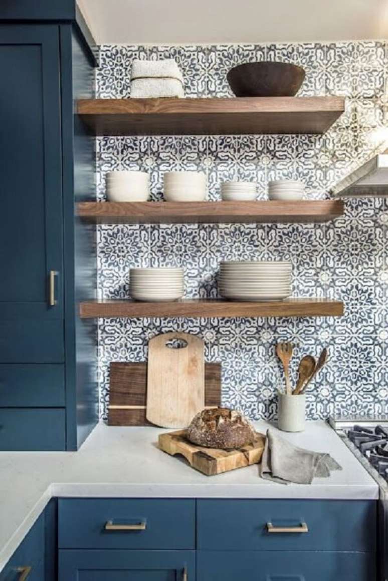 17. Pedra para cozinha moderna em tons de azul e branco e prateleiras de madeira &ndash; Foto Casa Tres Chic