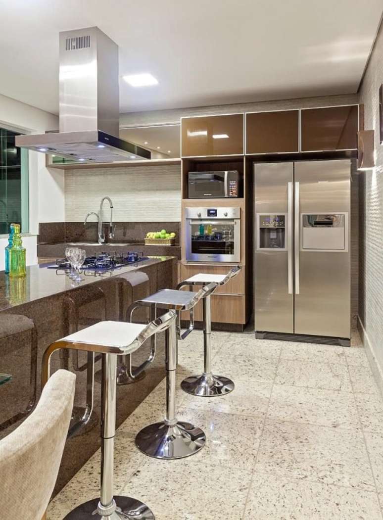 62. Pedra para cozinha moderna na cor marrom &ndash; Foto Laura Santo