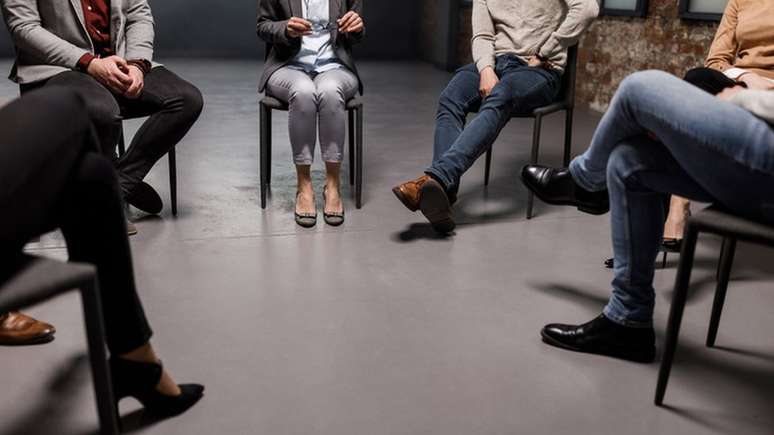 Envolver na psicoterapia todo o grupo social que foi afetado pelo surto (inclusive os familiares) &eacute; fundamental