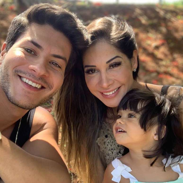 Ap&oacute;s cinco meses de namoro, Ma&iacute;ra Cardi planejou casamento surpresa com Arthur Aguiar. Em 2018, o casal teve a primeira filha, Sophia.