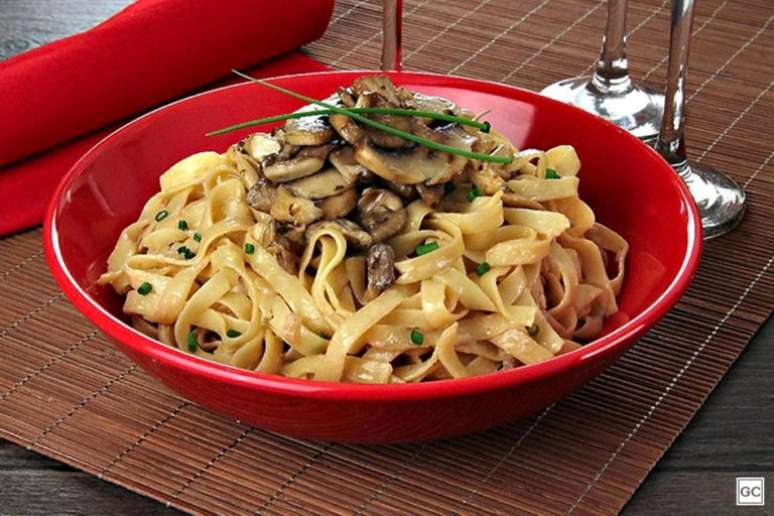 Guia da Cozinha - Fettuccine com cogumelo paris