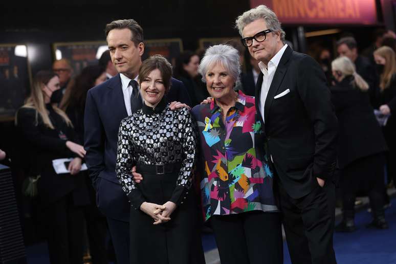 O elenco principal do filme. Matthew Macfayden, Kelly Macdonald, Penelope Wilton e Colin Firth, que interpretam respectivamente Charles Cholmondeley, Jean Leslie, Hester Leggett (chefe de Leslie) e Ewen Montagu.