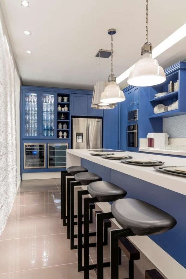 7. Pedra branca para cozinha com arm&aacute;rios na cor azul moderna &ndash; Foto Casa Cor 2016