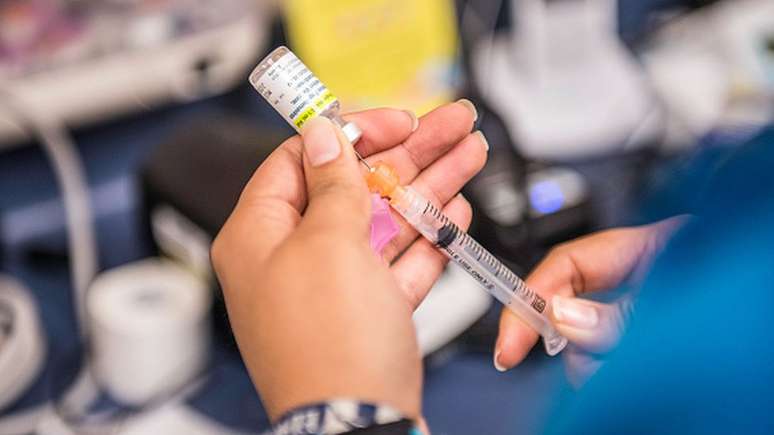 A vacina&ccedil;&atilde;o pode gerar um estresse t&atilde;o grande em alguns grupos que gera uma rea&ccedil;&atilde;o psicog&ecirc;nica de massa