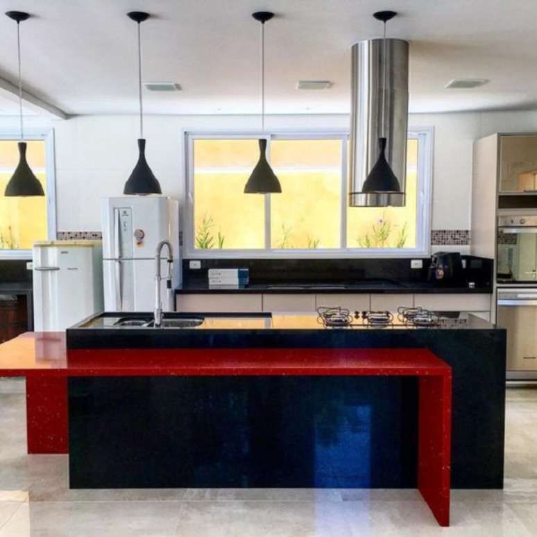 22. Granito vermelho estelar na cozinha com bancada preta s&atilde;o gabriel &ndash; Foto Remo Arquitetura