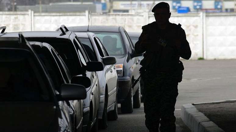 Guarda ucraniano patrulha a fronteira da Mold&aacute;via com a Transn&iacute;stria ap&oacute;s a anexa&ccedil;&atilde;o russa da Crimeia em 2014
