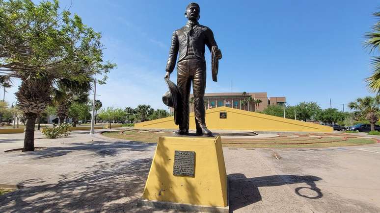'Mr Charro. Dedicado &agrave; cidade de Brownsville como sinal de amizade entre o M&eacute;xico e os Estados Unidos', diz a placa