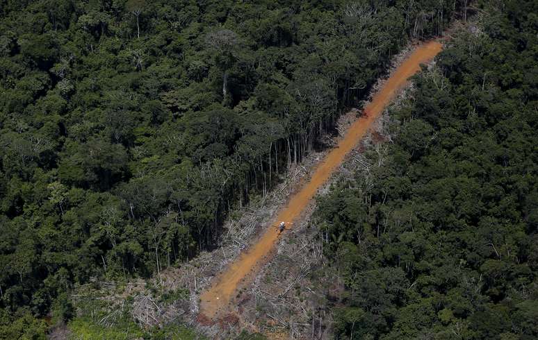 Helicóptero patrulha pista ilegal usada por garimpeiros durante operação contra garimpo ilegal em terra indígena, no território Yanomami, no Estado de Roraim