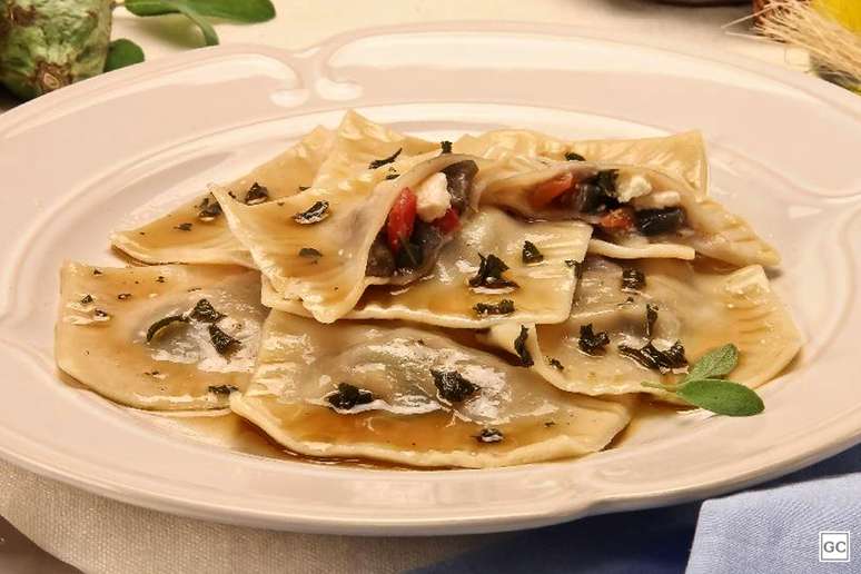 Ravióli de berinjela ao molho de sálvia – Foto: Guia da Cozinha