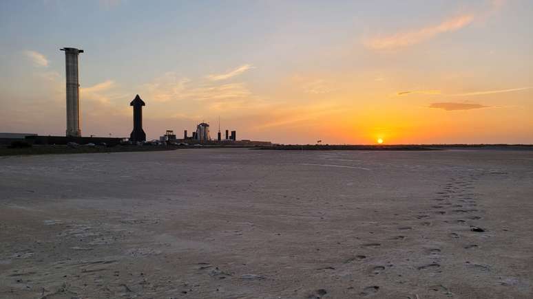 Pegadas no ch&atilde;o na &aacute;rea protegida em frente &agrave;s instala&ccedil;&otilde;es da SpaceX