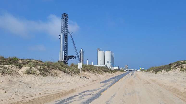Plataforma de lan&ccedil;amento da SpaceX em Boca Chica fica a metros da praia