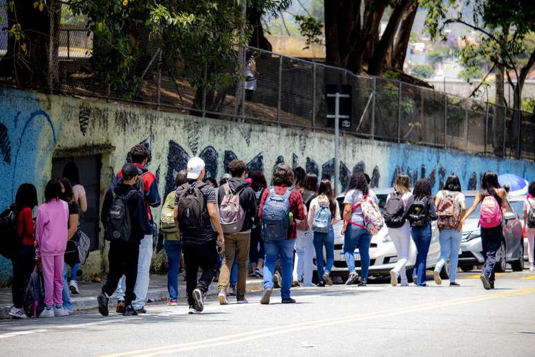 Alunos em frente de escola na zona norte de São Paulo @Ira Romão/Agência Mural