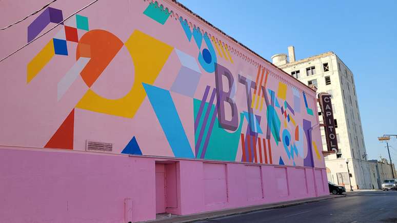 Ruas de Brownsville exibem alguns murais, v&aacute;rios financiados por Elon Musk, disse o prefeito Trevi&ntilde;o