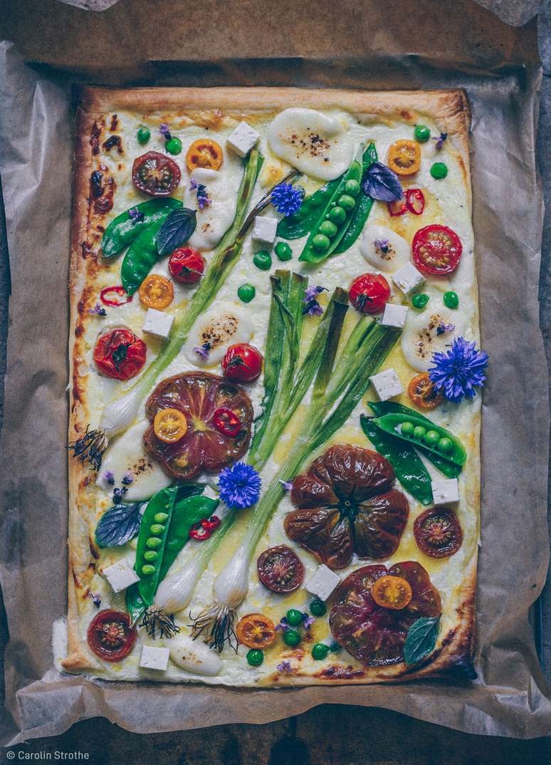 "Celebrando o verão com esta espetacular torta de legumes coberta com mussarela de búfala, queijo feta, tomates, vagens de ervilha, cebolinha e flores de milho."