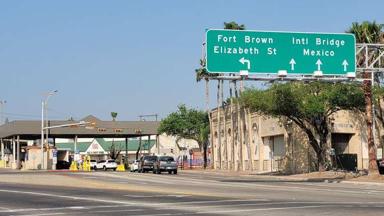 De Brownsville, atravessa-se por uma ponte internacional para Matamoros, no M&eacute;xico