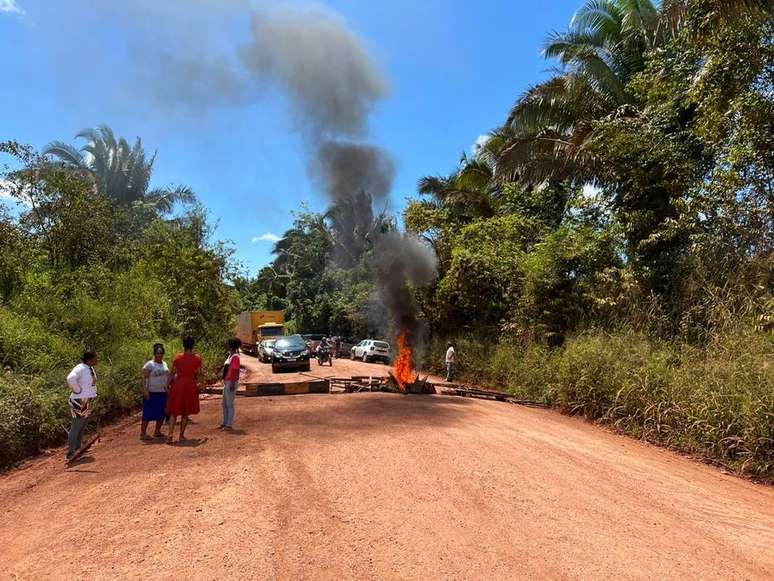 Familiares dos desaparecidos protestam bloqueando a rodovia Transamazônica