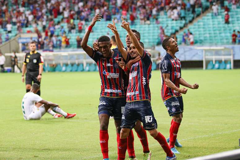 Jogadores do Bahia comemoram gol