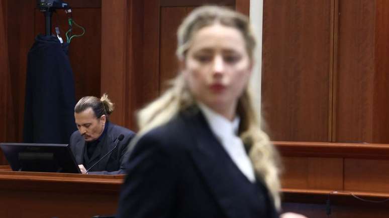 Johnny Depp testemunhou no processo; Amber Heard (fora de foco) estava presente