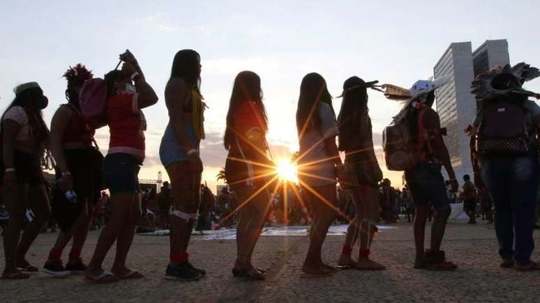 Imagem de pessoas se manifestando em frente ao STF em Brasília.