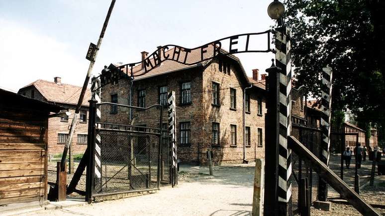 Um famoso port&atilde;o no campo de Auschwitz onde se l&ecirc; 'Arbeit macht frei', que significa 'o trabalho liberta' em alem&atilde;o