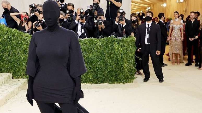 Na última edição do Met Gala, Kim Kardashian surgiu completamente coberta