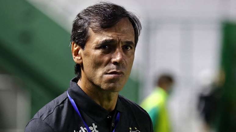 Fabián Bustos terá dois jogos fora de casa em sequência (Foto: ALEJANDRO PAGNI / AFP)