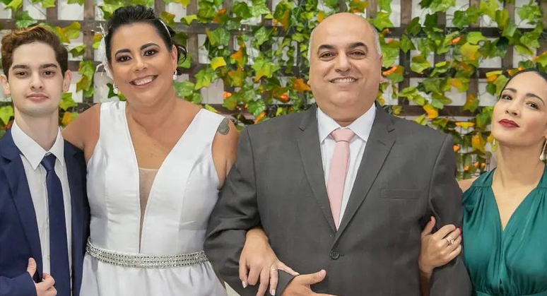 Renan Loureiro (canto esquerdo) foi padrinho de casamento da tia Carolina (de branco) com o noivo Alessandro Rocha; a mãe Clarice Silva (de verde) foi madrinha