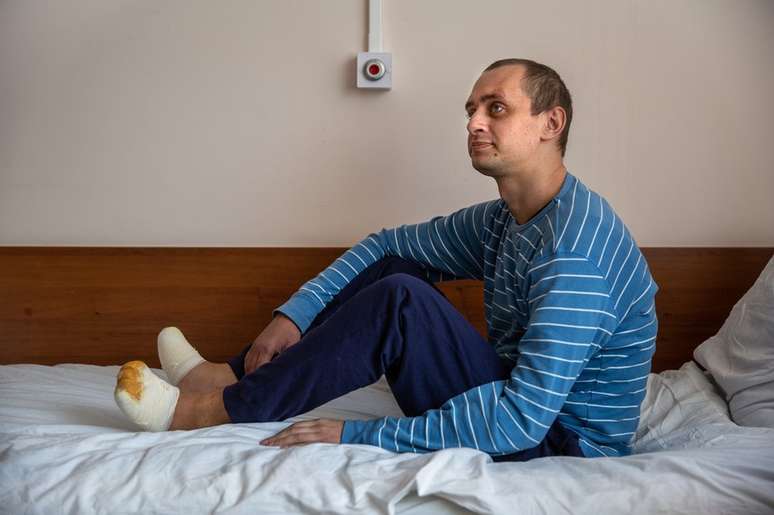 Nikita Horban em sua cama de hospital em Kiev. Ele come&ccedil;ou a dar alguns passos