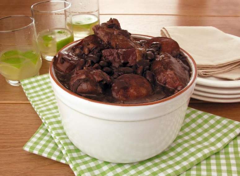 Guia da Cozinha - Receita de feijoada completa para o almoço em família