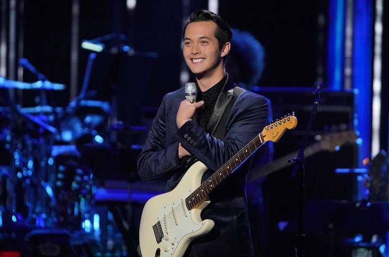 Laine Hardy, vencedor da 17ª temporada do 'American Idol', é acusado e preso por espionar ex-namorada.