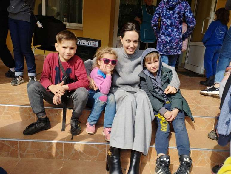 Angelina Jolie, que é enviada especial do Alto-Comissariado das Nações Unidas para os Refugiados, conversou com adultos e crianças em Lviv