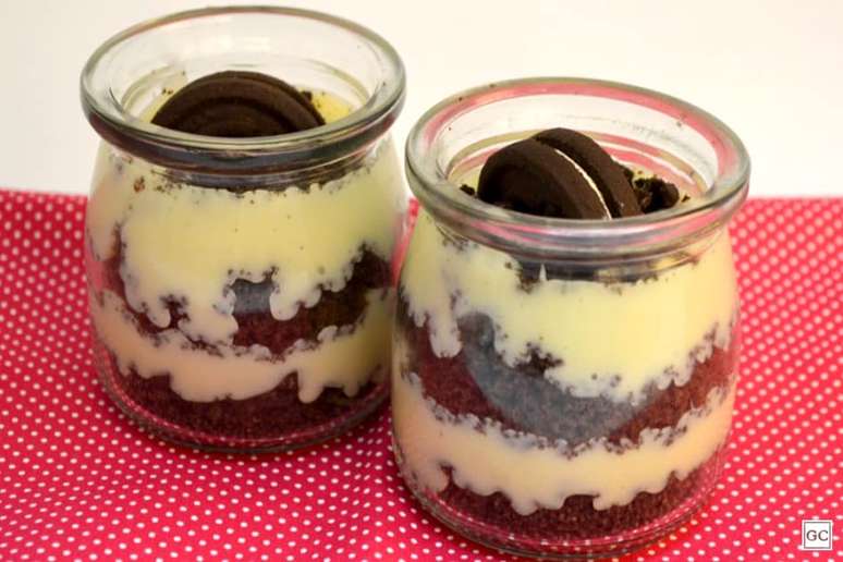 Bolo de leite em p&oacute; com biscoito no potinho &ndash; Foto: Guia da Cozinha