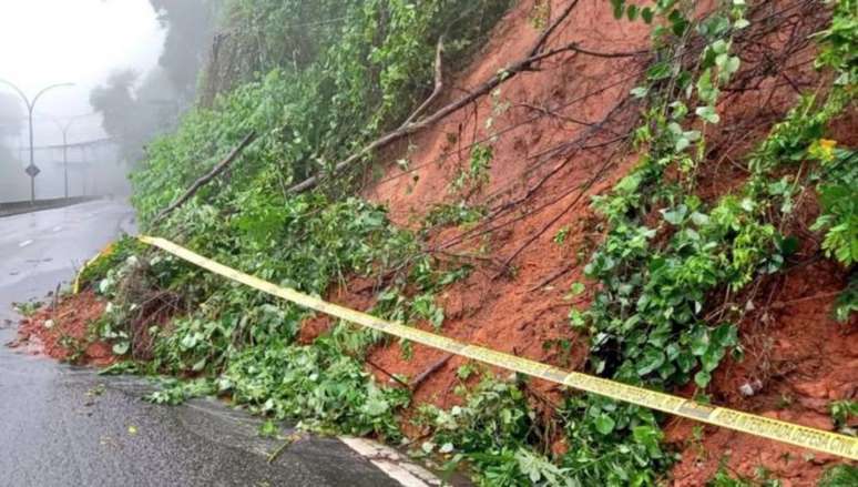 A Estrada Grajaú-Jacarepaguá está isolada após deslizamento de terra