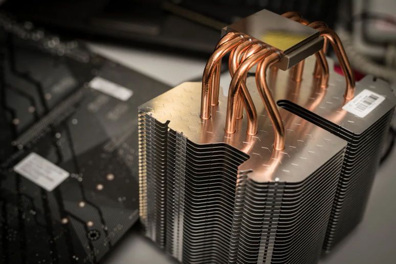Solu&ccedil;&otilde;es como heat pipes s&atilde;o utilizadas para otimizar o espa&ccedil;o e oferecer boa capacidade de resfriamento (Imagem: Arrow)