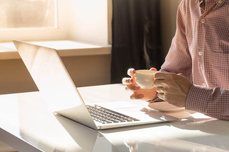 Deixar o computador no sol apenas vai aumentar sua temperatura de funcionamento (Imagem: Depositphotos)