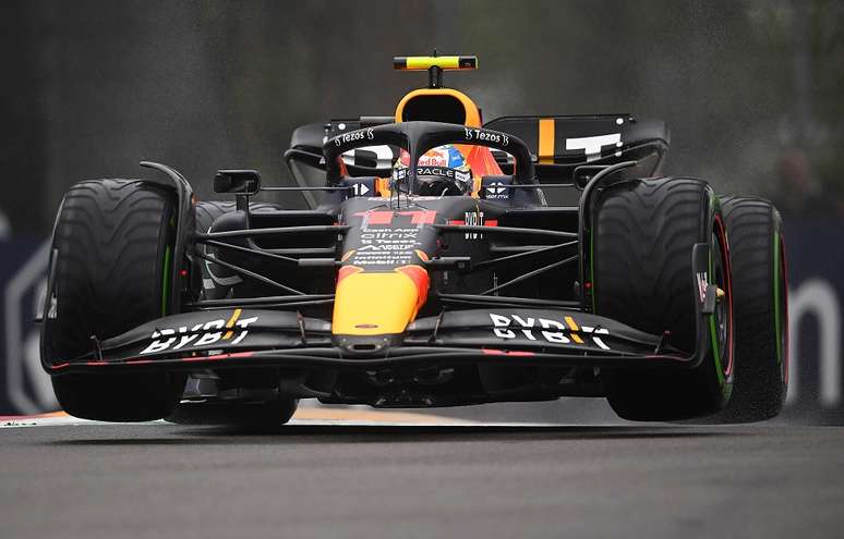 Mais leve, o Red Bull RB18 voou um pouco mais em Imola.