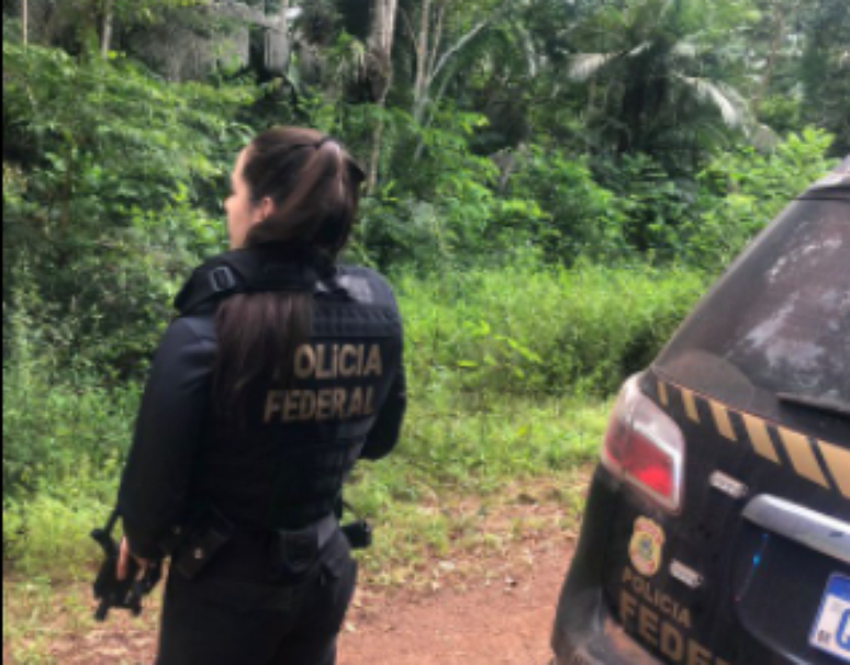 Agente da Polícia Federal durante busca na Reserva Indígena Parakanã, no Pará