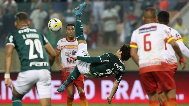 Raphael Veiga fura bicicleta em Barueri: Palmeiras sofreu para bater ferrolho baiano (Foto: Cesar Greco/Palmeiras)