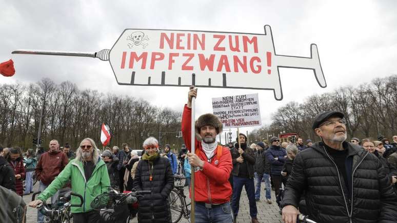 Manifestantes antivacina em Berlim