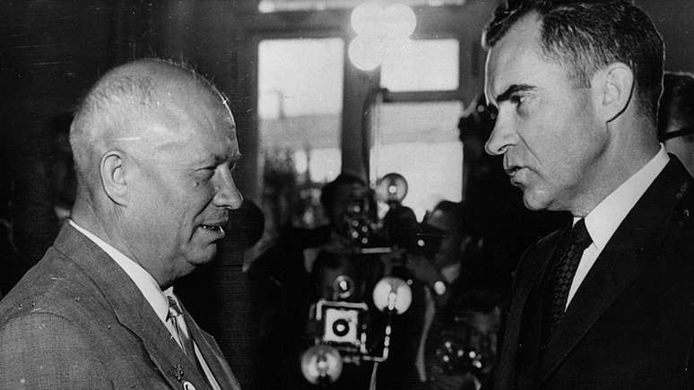 O ex-líder soviético Nikita Khrushchev e o ex-presidente americano Richard Nixon são apontados como dois casos históricos do uso da teoria do louco