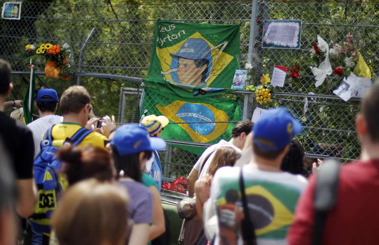 Pessoas prestam homenagem ao piloto brasileiro de F&oacute;rmula 1 Ayrton Senna na curva Tamburello