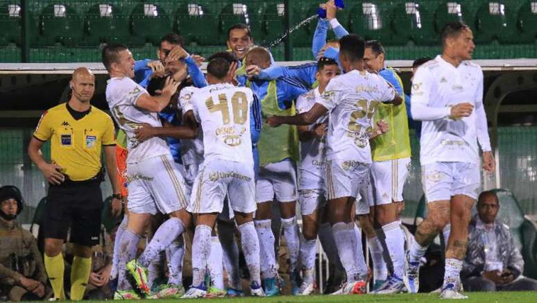 Jogadores do Cruzeiro comemoram gol diante da Chapecoense