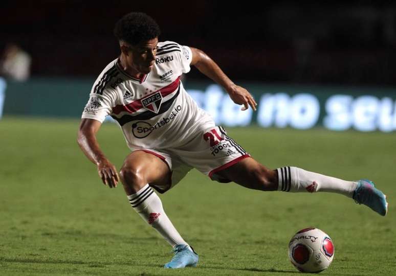 Gabriel Sara passou por cirurgia no tornozelo neste domingo (Foto: Rubens Chiri/saopaulofc.net)