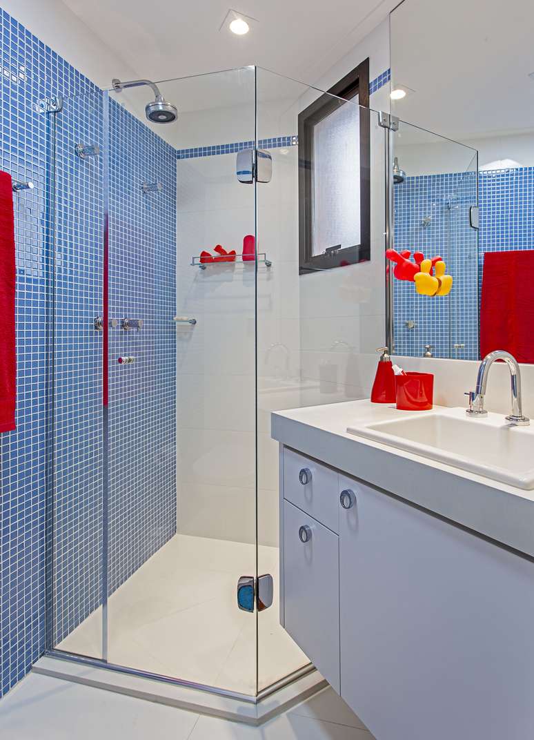 Cores e elementos lúdicos pontuais dão o tom deste banheiro projetado por Cristiane Schiavoni