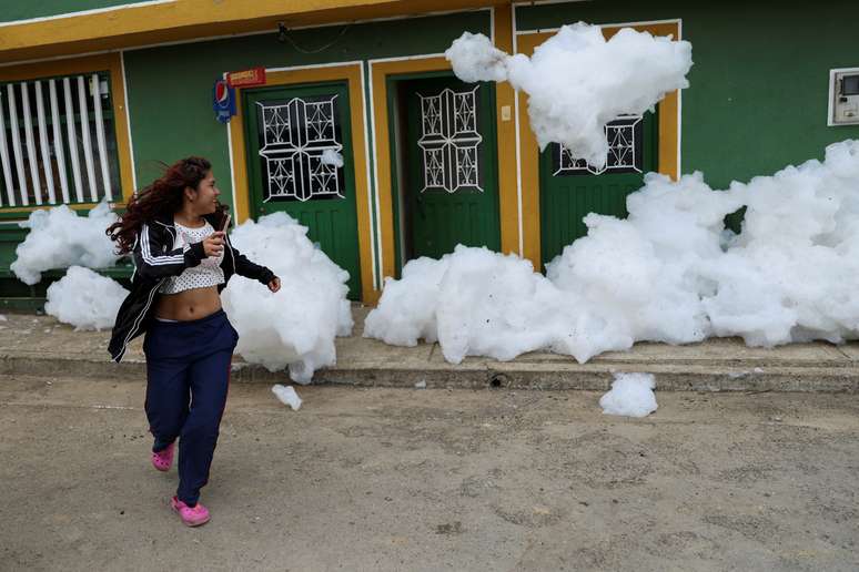 Espuma 'invade' cidade na Colômbia