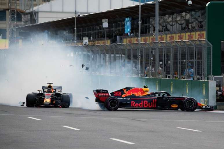 Verstappen e Ricciardo batendo durante o GP do Azerbaijão de 2018 