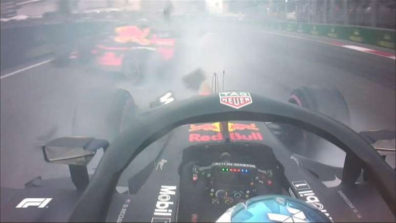 Ricciardo acabou batendo em Verstappen em um lance controverso 